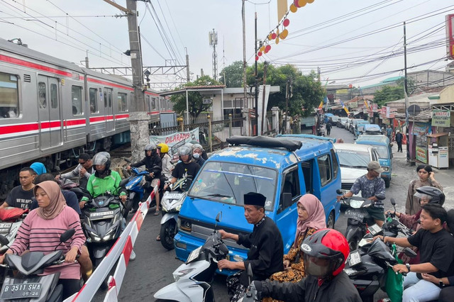 Kondisi arus lalu lintas di perlintasan dekat Stasiun Citayam, Minggu (30/8/2026). Foto: kumparan