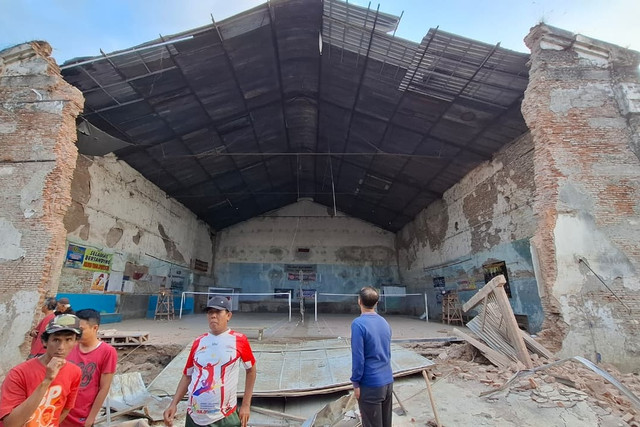 Kondisi gedung badminton yang roboh di Kabupaten Brebes, Jawa Tengah, Minggu (30/8/2026).
 Foto: Polres Brebes