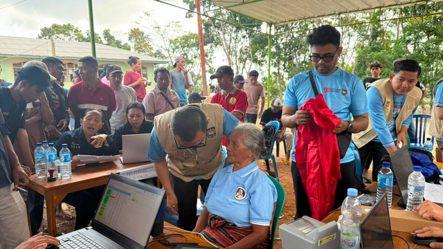 Dukcapil pulihkan lebih dari 11 ribu dokumen kependudukan warga korban gempa NTT. Foto: Ditjen Dukcapil Kemendagri