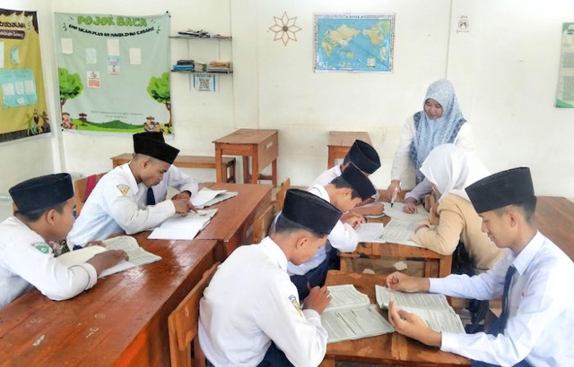 Ilustrasi aktivitas pembelajaran di kelas. Sudah saatnya penghargaan negara pada Anugerah GTK diukur dari dampak nyata bagi siswa bukan tanggal SK. Dokumen Pribadi.
