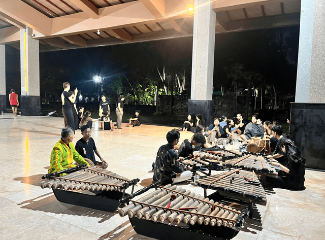 Peserta mengikuti praktik memainkan gamelan dalam uji coba paket wisata edukasi seni di Sanggar Barongan Banaran, Gunungpati, Semarang. (Sumber foto: Pribadi)