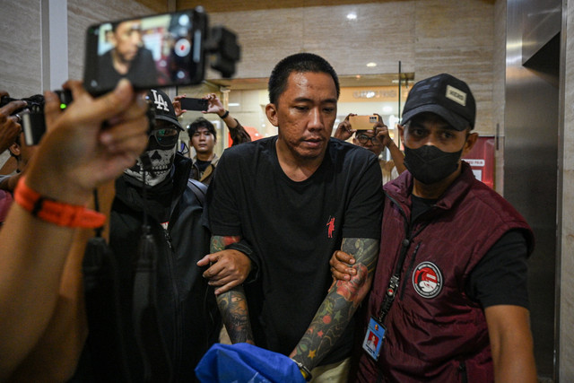 Petugas menggiring buronan kasus peredaran narkotika lintas negara Bayu Wicaksono alias Encek (tengah) setibanya di Bareskrim Polri, Jakarta, Minggu (30/8/2026). Foto: Fauzan/ANTARA FOTO