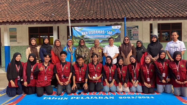 Gambar 1; Foto bersama Tim KKN Kelompok 140 UIN Sunan Gunung Djati Bandung bersama Pihak Sekolah SDN Karangsari.