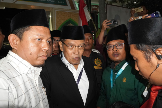 Seorang Ahlul Halli wal Aqdi (AHWA) hasil tabulasi Muktamar ke-35 Nahdlatul Ulama (NU) KH Said Aqil Siroj berjalan saat akan bermusyawarah secara tertutup di kawasan Pondok Pesantren Bahrul Ulum, Tambakberas, Jombang, Jawa Timur, Minggu (30/8/2026). Foto: Syaiful Arif/ANTARA FOTO