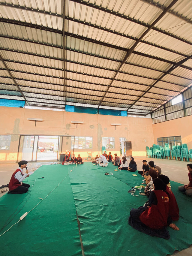 Gambar 1; kegiatan Eco Keychain yang sedang diselenggarakan di Aula Desa. Dok. Istimewa