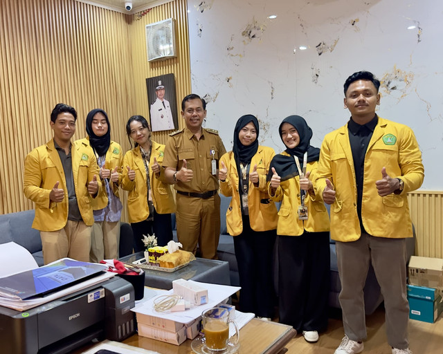 Foto Kelompok KKN 52 Karang Rejo (Dimulai Dari Kiri: Muhammad Farras Azmi, Arindhira Putri Rianto, Giesha Putri Slania, Budi, S.Pd.I (Lurah Karang Rejo), Rika Rachmatiana, Gusti Kayla Fadilah Hafsyari, dan Muhammad Rizky)