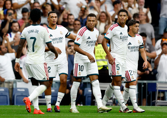 Jude Bellingham merayakan gol pertama Real Madrid bersama Trent Alexander-Arnold, Kylian Mbappe, Brahim Diaz, dan Vinicius Junior. Foto: REUTERS/Thomas Peter
