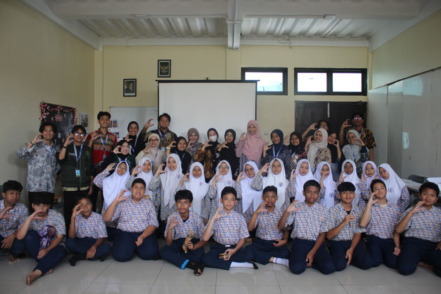 KKN 110 JIVANARTHA UIN Syarif Hidayatullah Jakarta memberikan edukasi literasi digital mengenai bahaya cyberbullying kepada siswa SMP IT Al-Hikmah, Cipayung, Tangerang Selatan. Dok. Istimewa