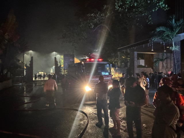 Proses pemadaman dan penyelidikan terhadap restoran Chez Gado-Gado yang terbakar di Seminyak, Bali, pada Minggu (30/8/2026). Foto: Dok. Humas Polresta Denpasar