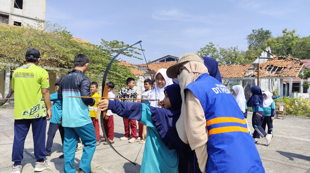 Latihan memanah untuk anak-anak SD Peradaban Global Qur'an bersama DT Peduli Cirebon (Sumber: DT Peduli)