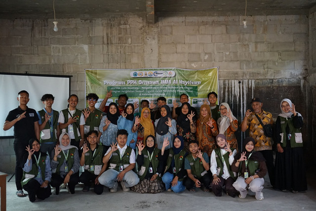 Foto bersama Tim Pelaksana dengan Warga Kelurahan Pringapus sebagai Usaha Rintisan baru. Dok. Istimewa.