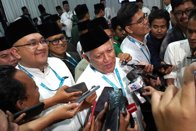 Pengasuh Pesantren Tebuireng KH Abdul Hakim Mahfudz atau Gus Kikin menjawab pertanyaan wartawan usai mengikuti sidang pleno voting opsi mekanisme pemilihan PBNU Muktamar ke-35 NU di Pondok Pesantren Bahrul Ulum Tambakberas, Jombang, Minggu (30/8). Foto: Syaiful Arif/ANTARA FOTO