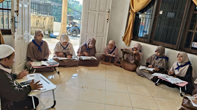 Kajian Siroh Nabawiyah untuk Santri Rumah Tahfidz Qur'an DT Peduli Bogor bersama Ustaz Dede (Sumber: DT Peduli)