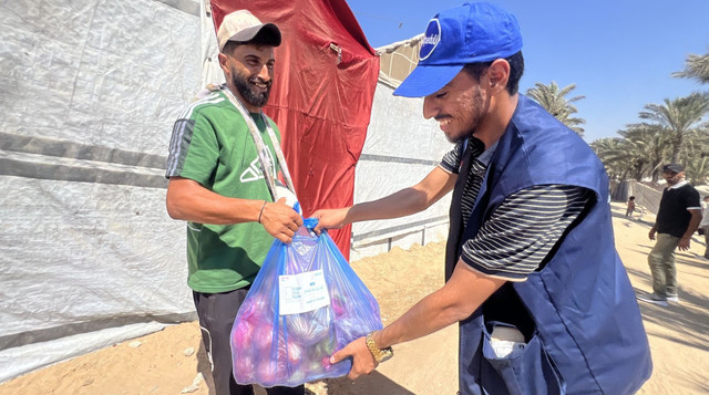 Distribusi Bantuan Sayur dan Buah-buahan untuk pengungsi yang tinggal di sekitar Masjid DT Gaza (Sumber: DT Peduli)