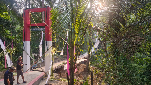 Jembatan Gantung Pongpet di Desa Margacinta, Kecamatan Cijulang, Kabupaten Pangandaran, yang anjlok saat dilintasi rombongan pejabat daerah pada Minggu (30/8/2026). Foto: Dok. Istimewa