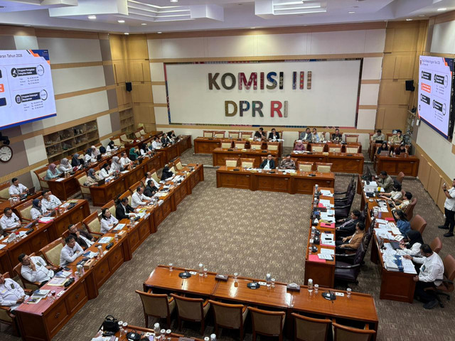 Suasana rapat dengar pendapat Komisi III DPR dengan Sekretaris MA dan Sekjen KY di Kompleks Parlemen, Senayan, Jakarta, Senin (31/8/2026). Foto: Nasywa Athifah/kumparan