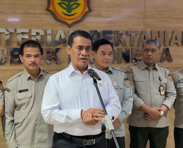 Mentan Amran saat konferensi pers terkait pejabat terindikasi judol di Kantor Kementan, Jakarta pada Senin (31/8/2026). Foto: Argya Maheswara/kumparan
