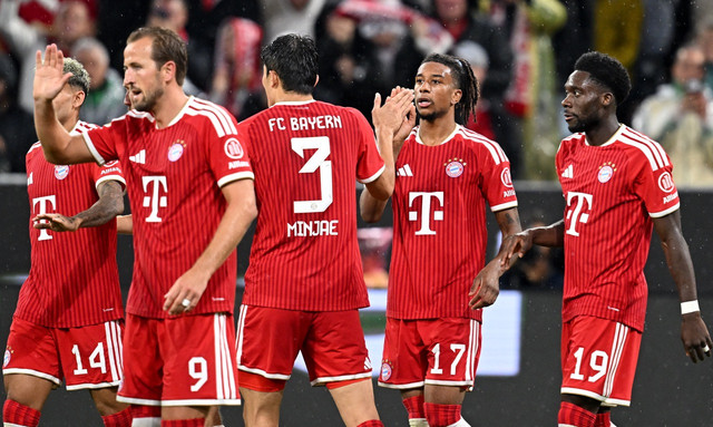 Michael Olise merayakan gol kedua Bayern Munich bersama rekan-rekan setimnya. Foto: Angelika Warmuth/REUTERS