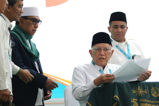 Ketum PBNU terpilih KH Abdul Hakim Mahfudz atau Gus Kikin (kedua kanan) menandatangani pakta integritas usai ditetapkan oleh AHWA saat Muktamar ke-35 Nahdlatul Ulama di Pondok Pesantren Bahrul Ulum Tambakberas Jombang, Jawa Timur, Senin (31/8/2026). Foto: Syaiful Arif/ANTARA FOTO