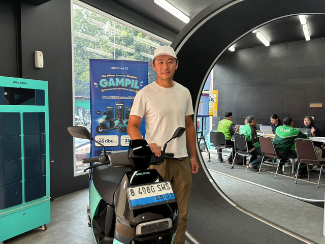 CEO Electrum Jack Yang dan contoh produk motor listrik Electrum. Foto: kumparan