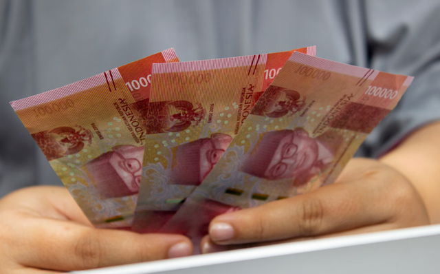 Ilustrasi uang Rupiah dan perencanaan keuangan mahasiswa. Foto: Ahsanjaya/Pexels