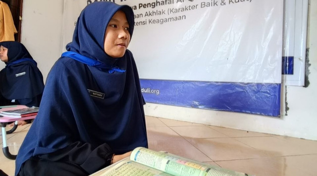 Nayyara, Santri Rumah Tahfidz Al-Qur'an DT Peduli Bogor saat melaksanakan Tasmi' Bilghaib Juz 4 (Sumber: DT Peduli)