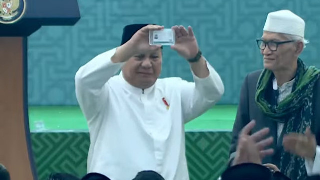 Presiden Prabowo Subianto menerima kartu identitas NU dalam acara penutupan Muktamar ke-35 Nahdlatul Ulama di Ponpes Bahrul Ulum, Tambak Beras, Jombang, Senin (31/8/2026). Foto: Youtube/ TVNU Televisi Nahdlatul Ulama