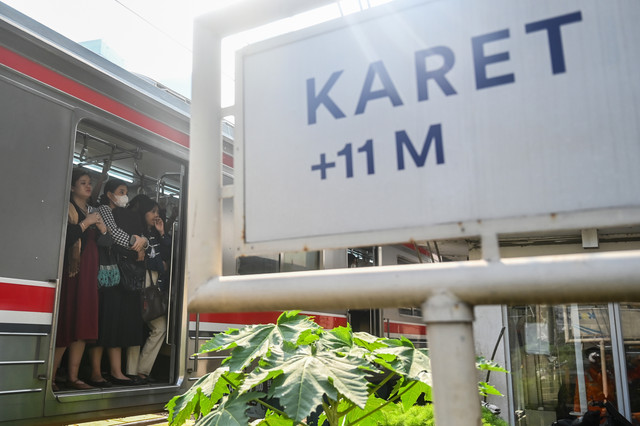 Penumpang menunggu keberangkatan KRL di Stasiun Karet, Jakarta, Senin (31/8/2026). Foto: Rivan Awal Lingga/ANTARA FOTO