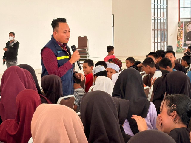 Kemensos melalui BBPPKS Banjarmasin dan Kemenkes berikan layanan kesehatan, vitamin, dan play therapy bagi siswa Sekolah Rakyat di Kalteng untuk jaga fisik dan psikologis di tengah Karhutla (27-31/8/2026). Foto: Dok. Kemensos