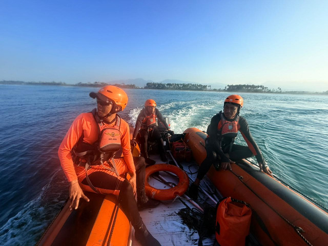 Pencarian terhadap WN Inggris bernama Marcin yang hilang terseret arus di Pantai Tembles, Jembrana, Senin (31/8). Foto: Dok: Humas SAR Bali