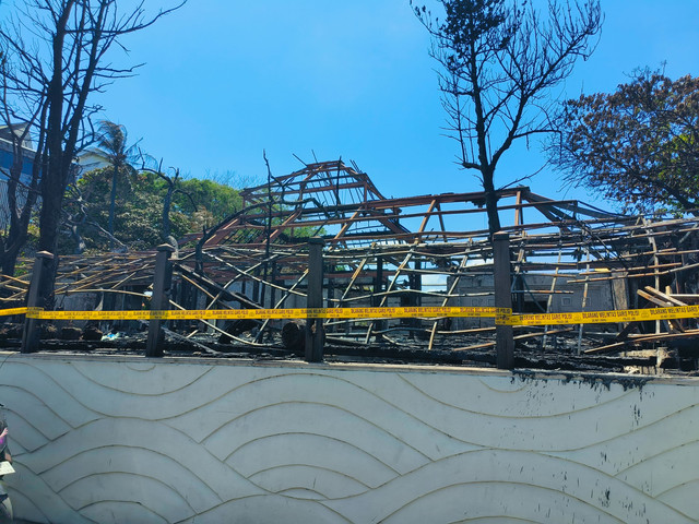 Kondisi Restoran Chez Gado-Gado setelah terbakar, Senin (31/8/2026). Foto: kumparan