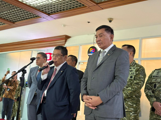 Ketua Komisi I DPR Utut Adianto bersama Menhan Sjafrie Sjamsoeddin usai rapat kerja tertutup di DPR pada Senin (31/8/2026). Foto: Abid Raihan/kumparan