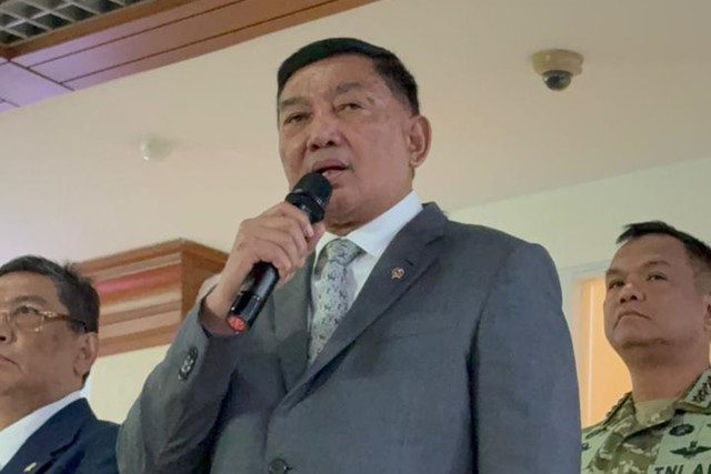 Ketua Komisi I DPR Utut Adianto bersama Menhan Sjafrie Sjamsoeddin usai rapat kerja tertutup di DPR pada Senin (31/8/2026). Foto: Abid Raihan/kumparan
