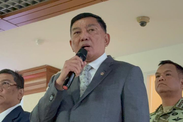 Ketua Komisi I DPR Utut Adianto bersama Menhan Sjafrie Sjamsoeddin usai rapat kerja tertutup di DPR pada Senin (31/8/2026). Foto: Abid Raihan/kumparan