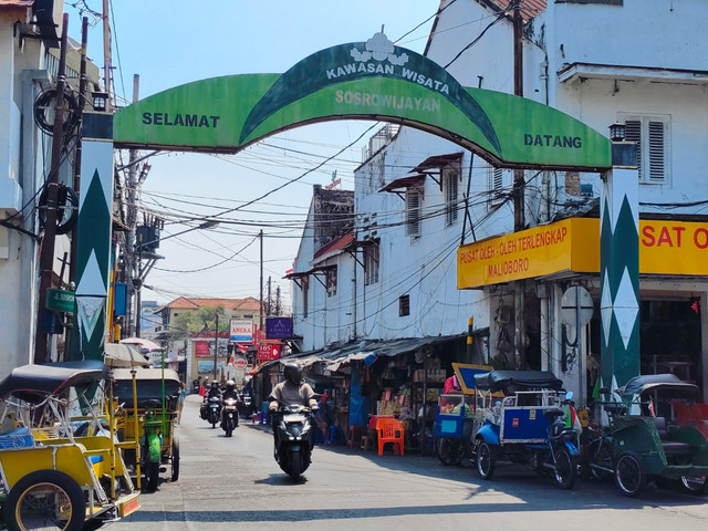 Portal atau regol ayom di Jalan Sosrowijayan atau sirip Malioboro, Kota Yogyakarta, viral setelah beredar video lansia berkursi roda kesulitan melintas, Senin (31/8/2026). Foto: Arfiansyah Panji Purnandaru/kumparan