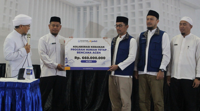 Penyerahan Bantuan Program Hunian Tetap Bencana Aceh dari Bank Permata Syariah kepada DT Peduli (Sumber: DT Peduli)
