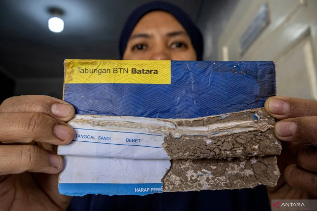 Buku tabungan korban banjir Sumatera, Dok. ANTARA/Muhammad Zulfikar.