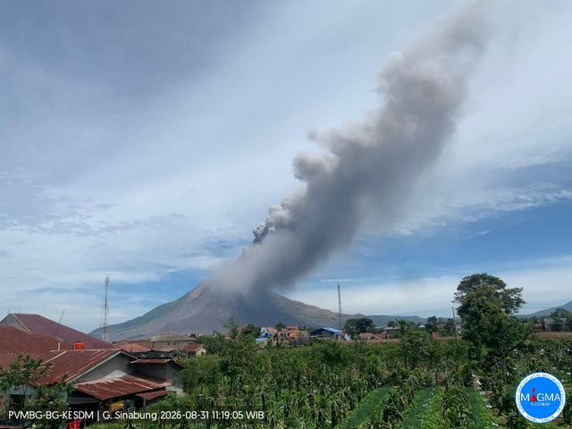 Gunung Sinabung meletus, Senin (31/8/2026). Foto: Badan Geologi
