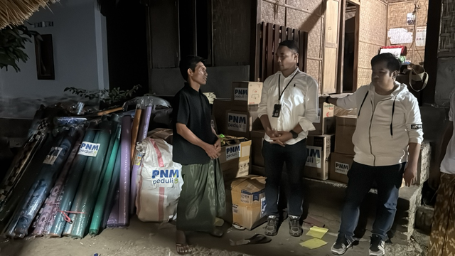 PNM Peduli salurkan bantuan untuk masyarakat korban kebakaran di Desa Adat Sade, Rembitan, Kecamatan Pujut, Kabupaten Lombok Tengah. Foto: Dok. PNM