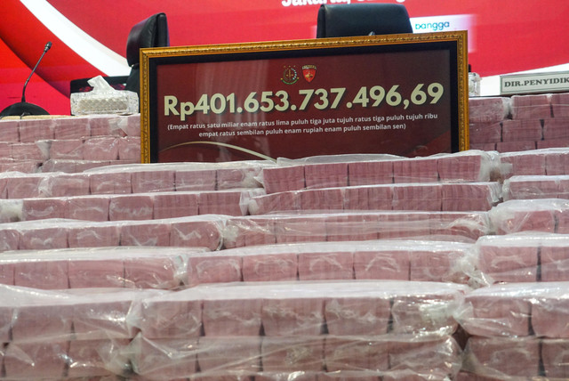 Barang bukti kerugian negara berupa uang tunai senilai Rp 401.653.737.496,69 dari PT CNI dalam perkara dugaan tindak pidana korupsi tata kelola komoditas Nikel tahun 2017 s.d 2020 diangkut dari Gedung Bundar Jampidsus Kejagung, Jakarta, Senin (31/8). Foto: Iqbal Firdaus/kumparan