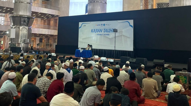 Kajian Tauhid di Masjid Istiqlal bersama Abi Amir Faisol, KH Abdullah Gymnastiar, dan Syekh Motaz asal Palestina (Sumber: DT Peduli)