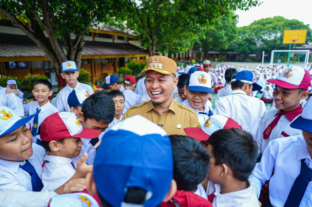 Wako Pekanbaru Agung Nugroho tinjau hari pertama pembelajaran tatap muka di SD Negeri 84 dan SMP Negeri 22 Pekanbaru setelah kondisi udara membaik, Senin (31/8/2026). Foto: Dok. Diskominfo Pekanbaru