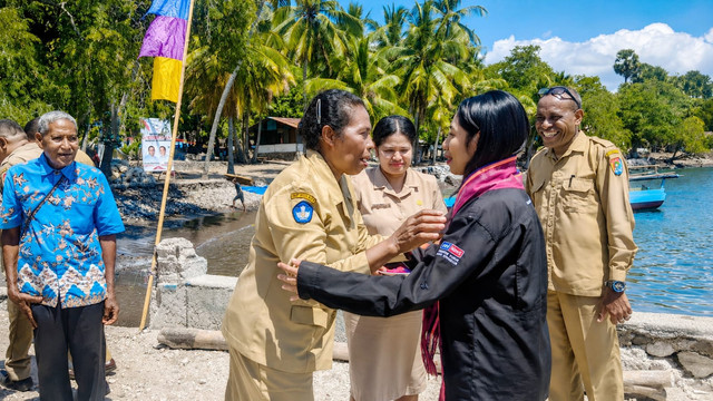 Foto ketika melakukan peliputan di Pulau Pura Kabupaten Alor (sumber gambar: Stesy Tifani Libu/Dok Pribadi)
