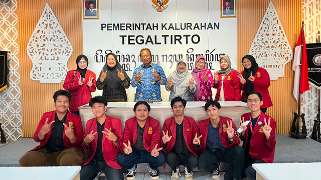 Mahasiswa KKN Persyarikatan Muhammadiyah UMY Kelompok 122 saat prosesi penyerahan di Kalurahan Tegaltirto, Berbah, Sleman, sebagai bagian dari awal pelaksanaan KKN di Padukuhan Krikilan.