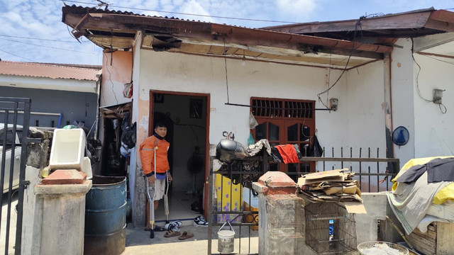 Seorang driver makanan penyandang tunadaksa bernama Iqbal Marqori (32) jalani aktivitas dengan semangat di Medan, Senin (31/8/2026). Masuk kategori Desil 6-10 (golongan menengah ke atas), ia mengaku tak pernah menerima bantuan dari pemerintah. Foto: Amar Marpaung/kumparan