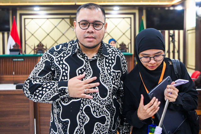 Terdakwa kasus korupsi pengadaan laptop Chromebook Kemendikbudristek Ibrahim Arief (kiri) bersama istrinya meninggalkan ruangan usai sidang banding di Pengadilan Tinggi DKI Jakarta, Jakarta, Senin (31/8/2026). Foto: M Risyal Hidayat/ANTARA FOTO