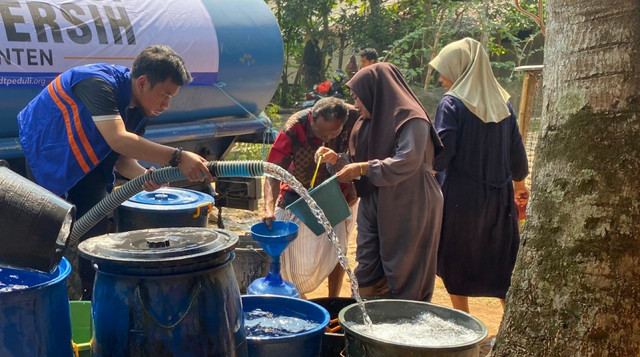 DT Peduli Serang salurkan bantuan air bersih untuk masyarakat Kab. Pandeglang tepatnya di Kecamatan Patia (Sumber: DT Peduli)