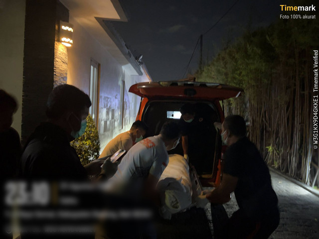 Evakuasi jenazah seorang WN Inggris yang ditemukan meninggal secara misterius di vila yang terletak di Kelurahan Kerobokan Kelod, Badung, Bali. Foto: Dok. Humas Polda Bali