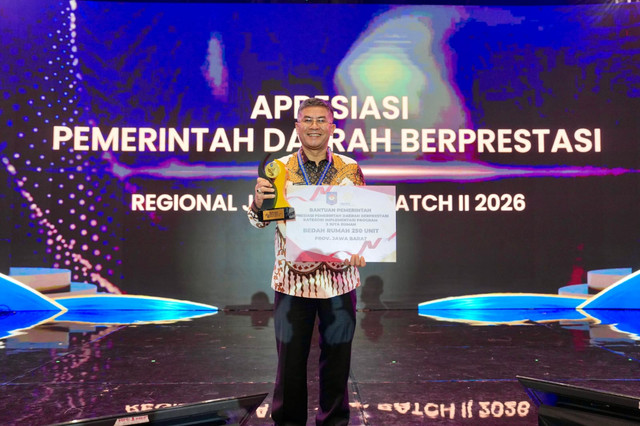 Pemprov Jabar diwakili Wakil Gubernur Jawa Barat Erwan Setiawan menerima penghargaan atas keberhasilan Program 3 Juta Rumah dari Kementerian Dalam Negeri (Kemendagri) di Bali, Jumat (28/8/2026). Foto: Dok. Diskominfo Jabar