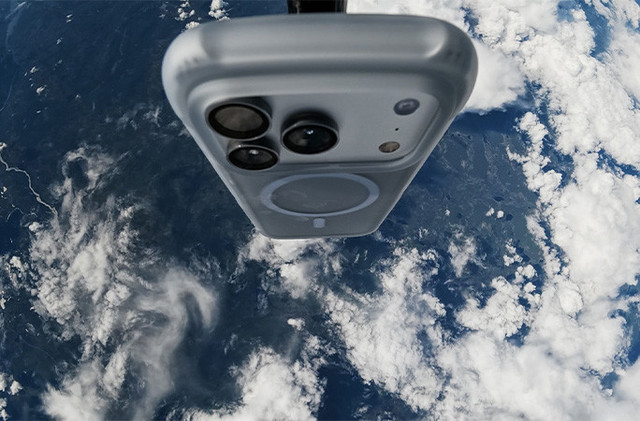iPhone 17 Pro dengan casing RHINOSHIELD berhasil pecahkan rekor dunia tetap utuh meski dijatuhkan di atas langit. Foto: RHINOSHIELD PTE. LTD via Guinness World Record